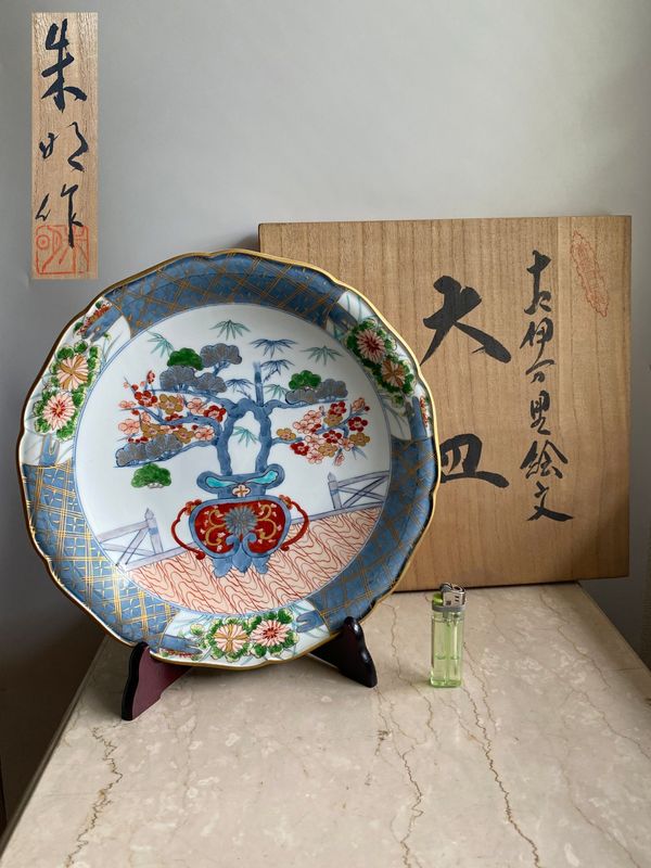 Piatto in Porcellana Arita del famoso artista Fujii Shumei in cui il disegno si ispira alle antiche porcellane Imari, con Tomobako originale Giappone - Periodo Shōwa