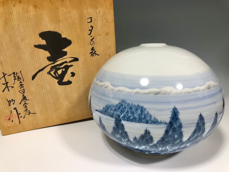 Vaso in Porcellana Arita del famoso artista Fujii Shumei appartenente alla serie "Kotan no Mori" con Tomobako originale. Periodo Showa