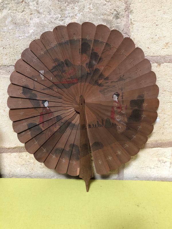 Raro ventaglio in legno  a foglia rotta  con apertura circolare completa decorato a mano su entrambe  i lati. Giappone Periodo Meiji