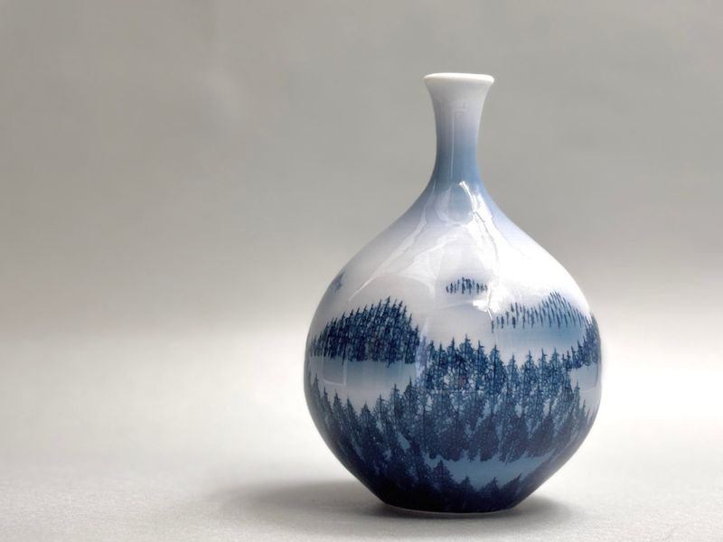 Vaso in ceramica di Arita -tecnica Sometsuke "Winter Forest" un paesaggio nebbioso in blu cobalto del maestro Fujii Shumei. Periodo Showa
