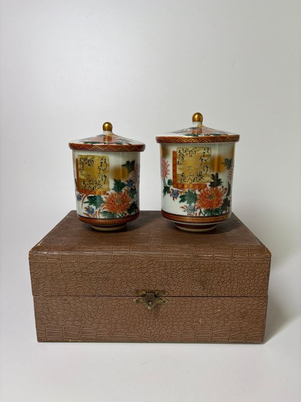 Coppia di tazze da tè con coperchio in ceramica Kutani (Meoto Yunomi) – design crisantemo e poesia – - Ceramica - Giappone Periodo Taisho/Showa