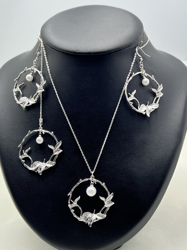 Parure Crépuscule : Feuillage Cerclé Argent et Perle Nacrée, Élégance Naturelle. Collier, Boucles d'Oreilles & Pendentif de Dos, Bijoux pour Mariées, Témoins et Demoiselles d'Honneur.