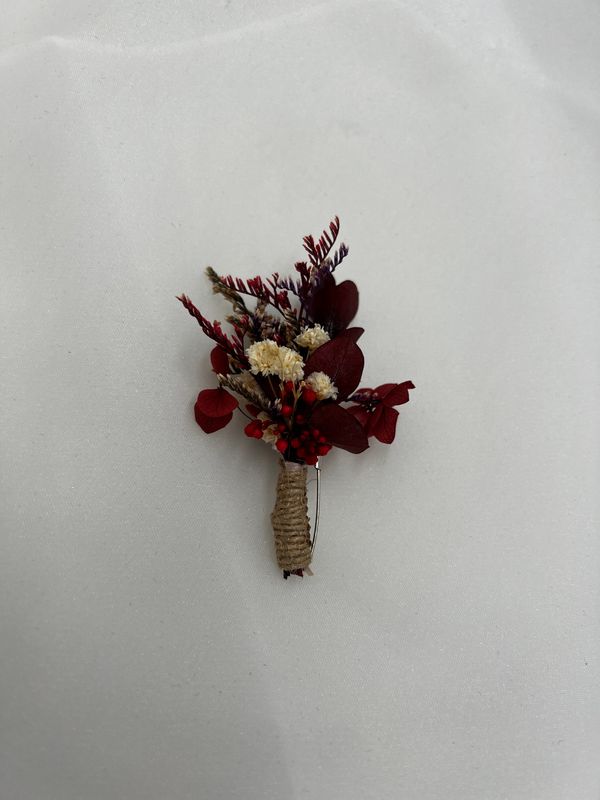 Boutonnière en fleurs éternelles: Teintes bordeaux pour un style champêtre