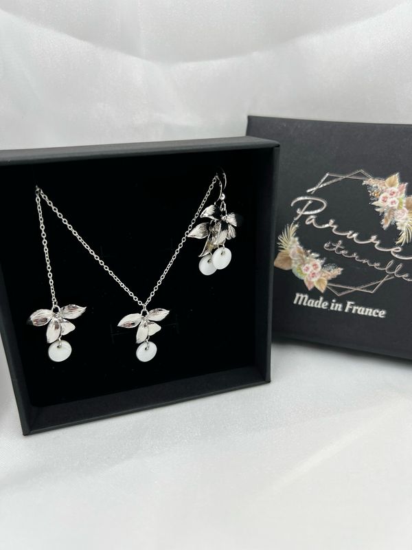 Parure de bijoux mariage champêtre “Feuille de Nacre” – Collier, pendentif de dos et boucles d’oreilles argentées