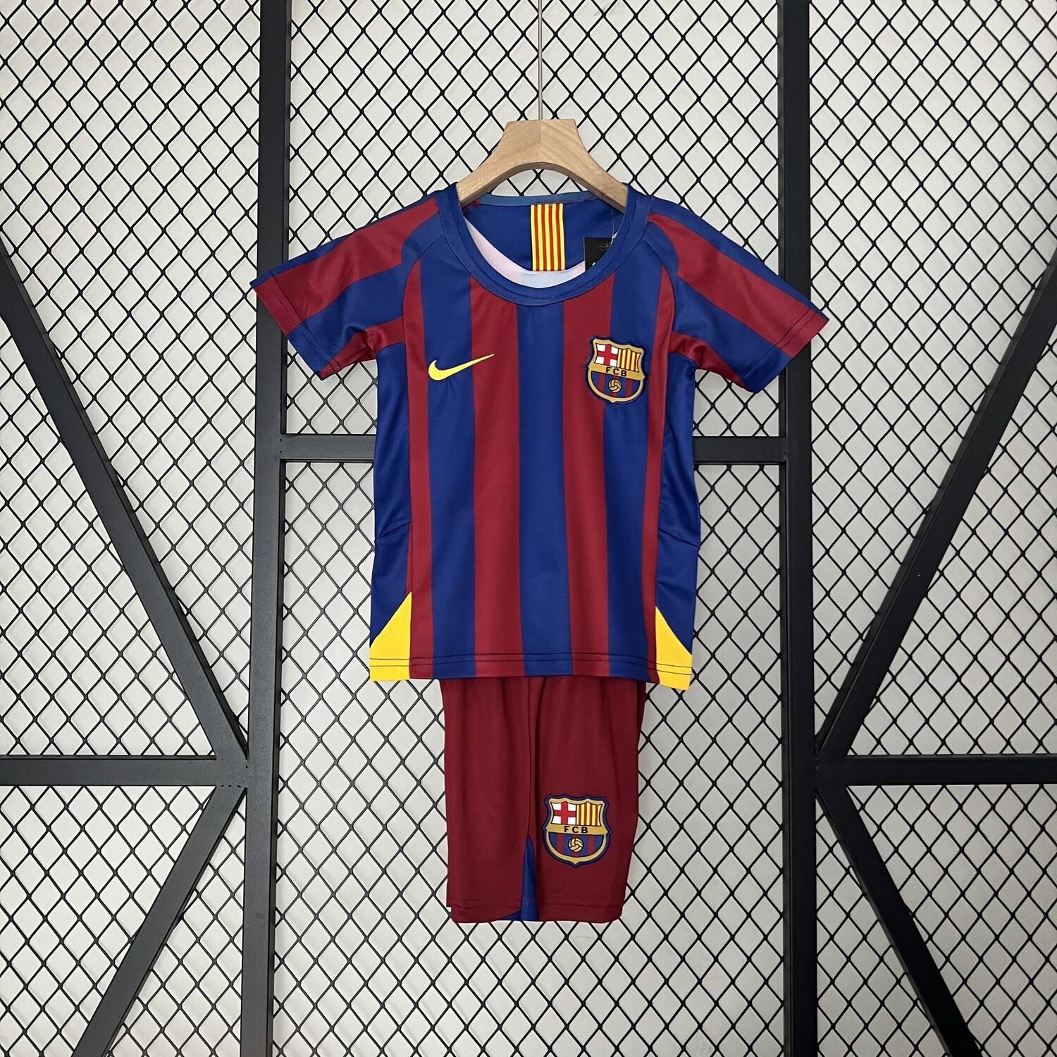 Barcelona FC 2005/06 Home Kid&#39;s Jersey &amp; Shorts - Retro