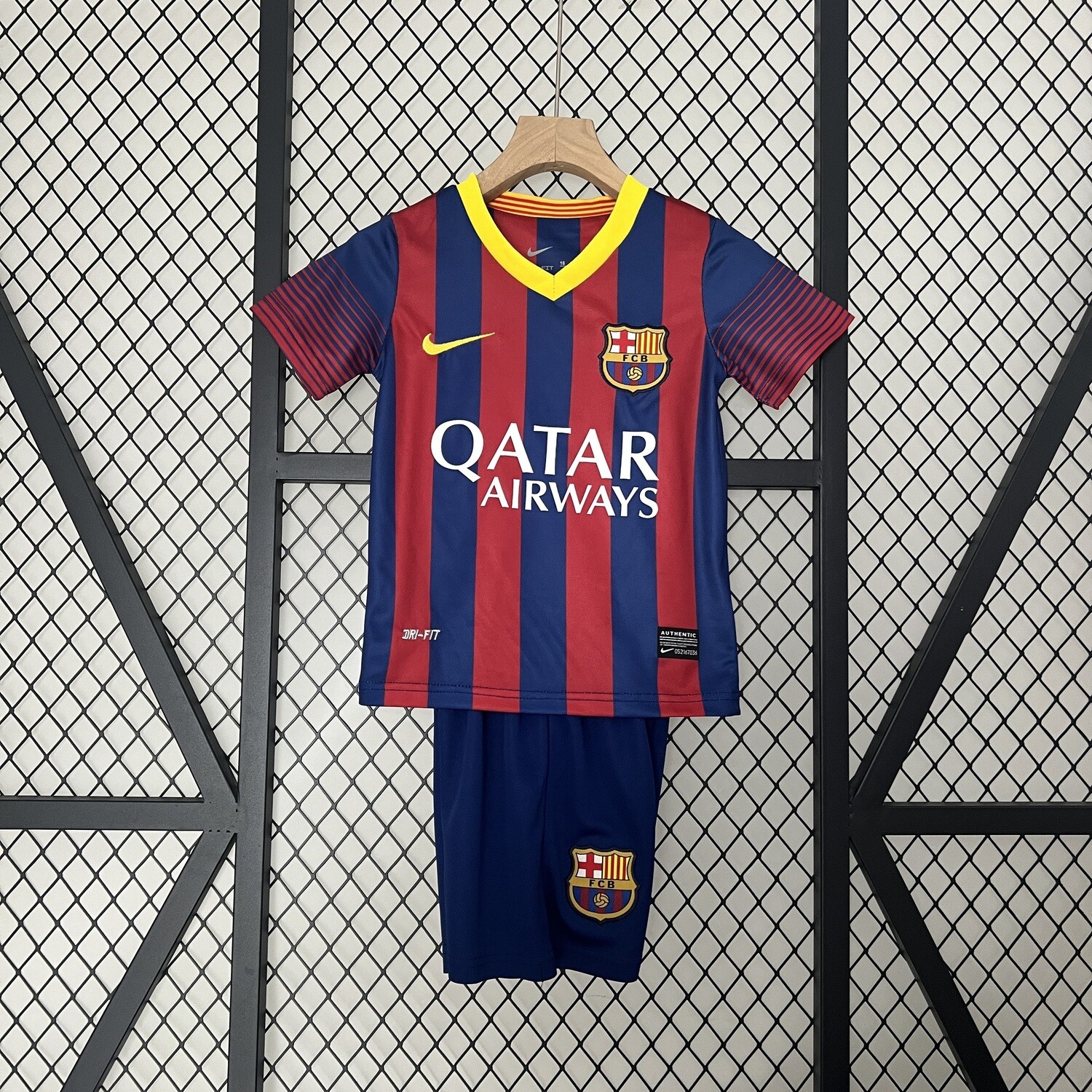 Barcelona FC 2013/14 Home Kid&#39;s Jersey &amp; Shorts - Retro