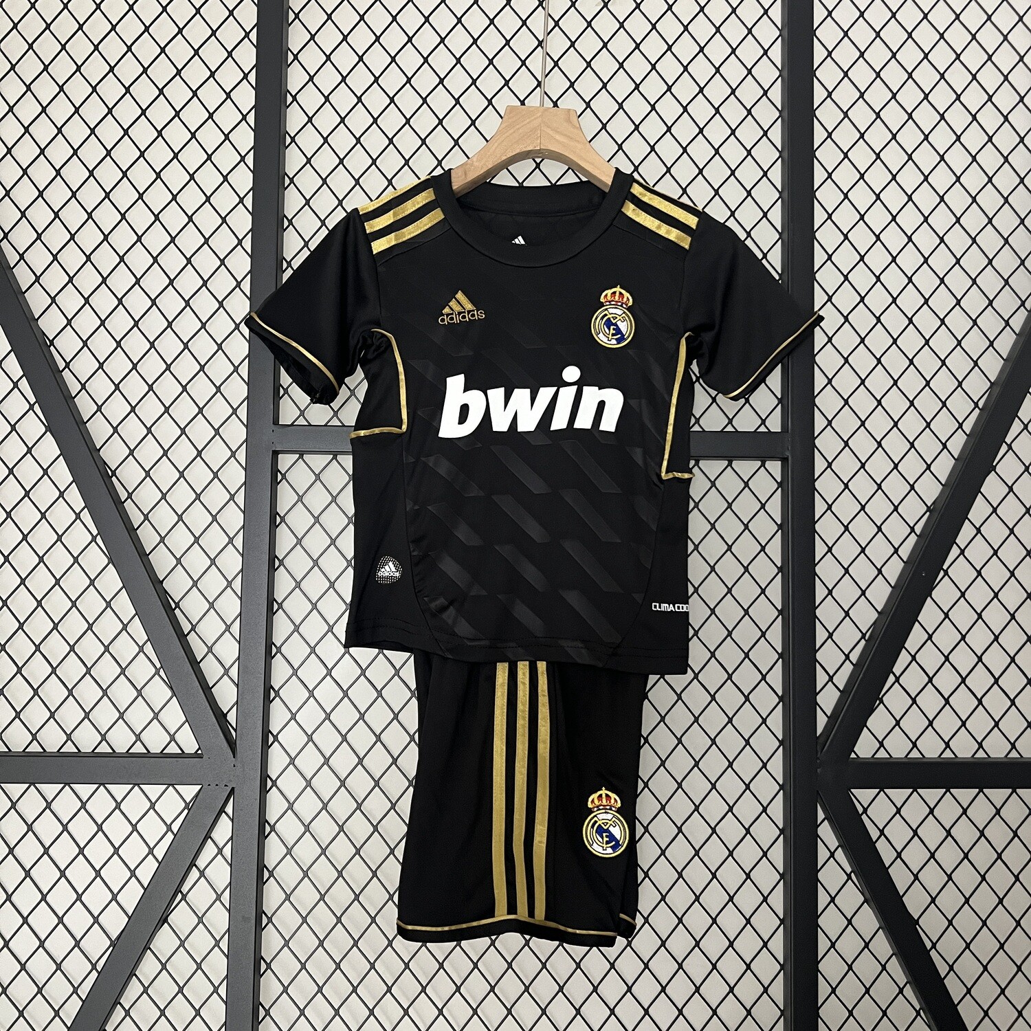 Real Madrid 2011/12 Away Kid&#39;s Jersey &amp; Shorts - Retro