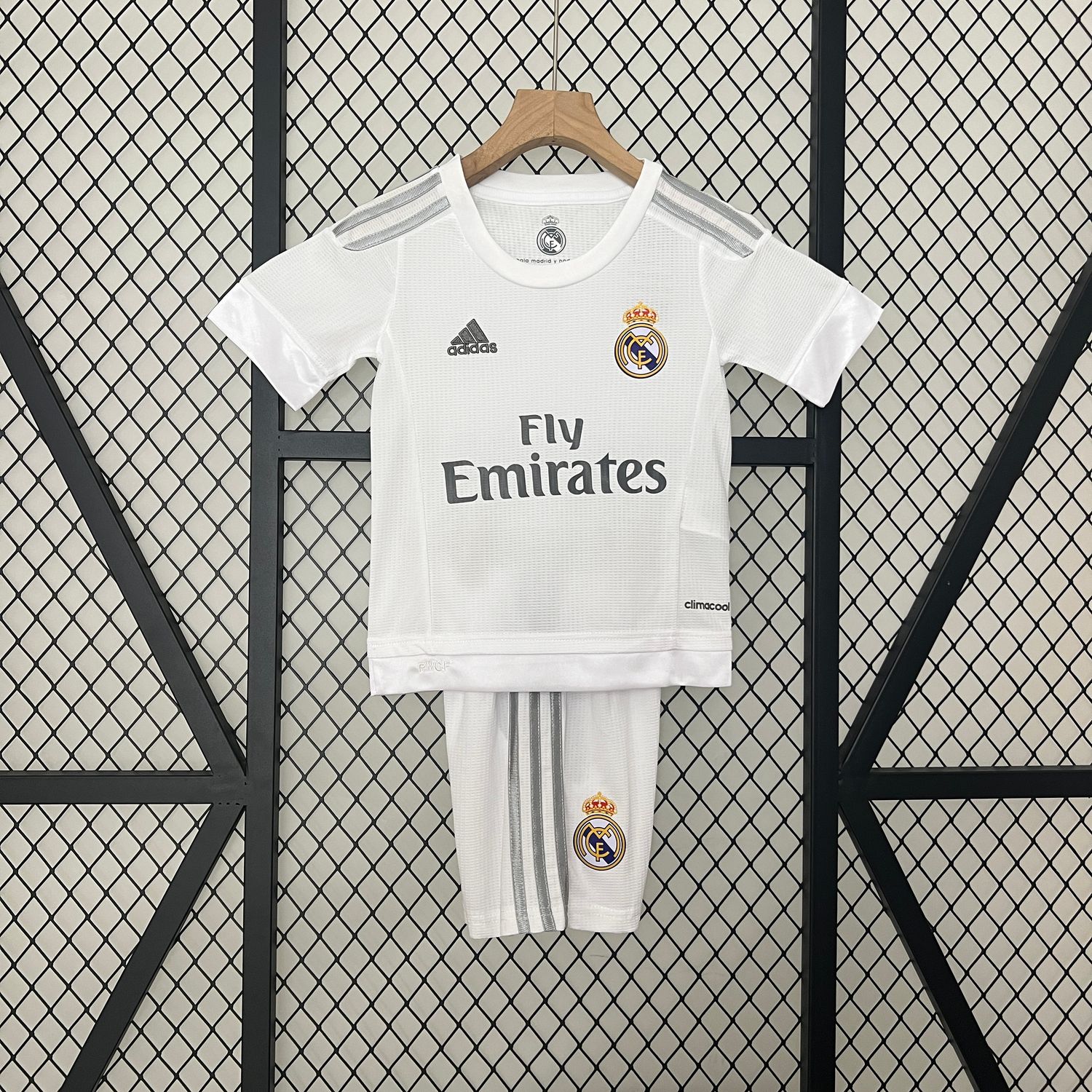 Real Madrid 2015/16 Home Kid&#39;s Jersey &amp; Shorts - Retro