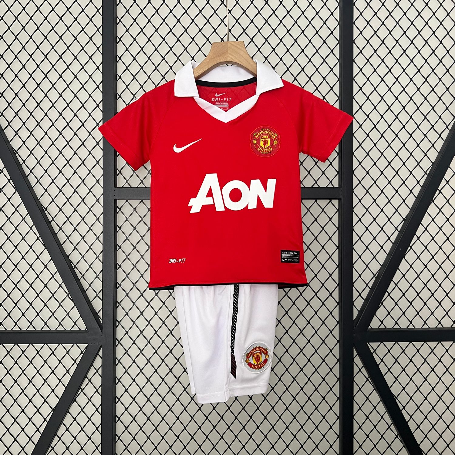 Manchester United 2010/11 Home Kid&#39;s Jersey &amp; Shorts- Retro