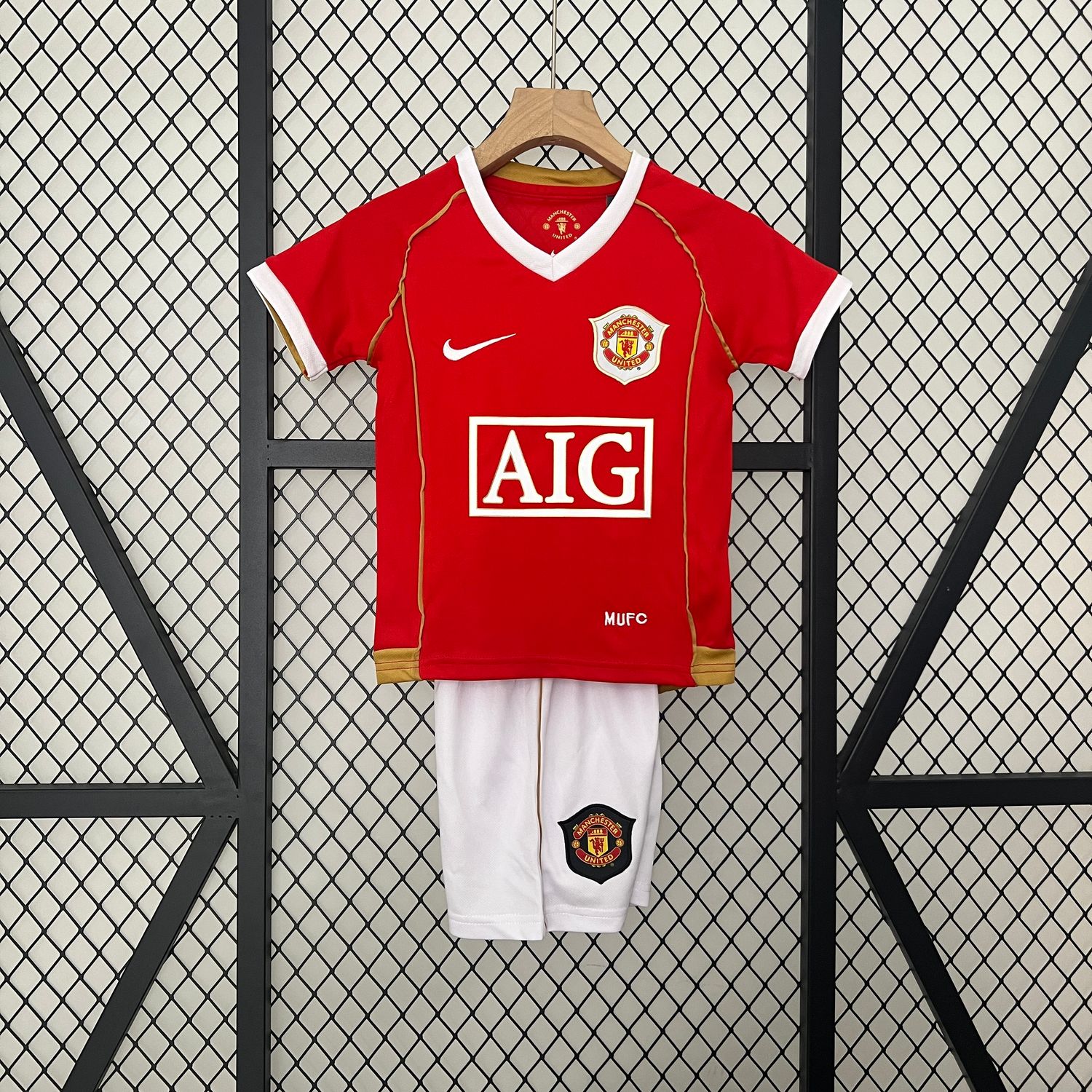 Manchester United 2006/07 Home Kid&#39;s Jersey &amp; Shorts- Retro