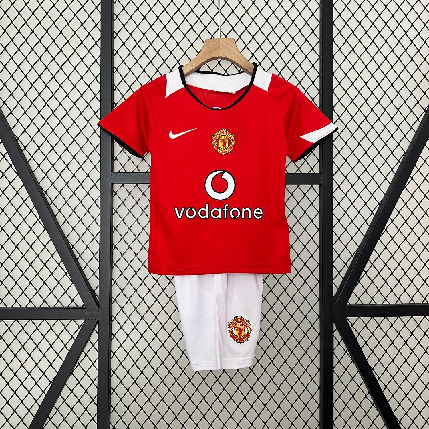 Manchester United 2005/06 Home Kid&#39;s Jersey &amp; Shorts- Retro
