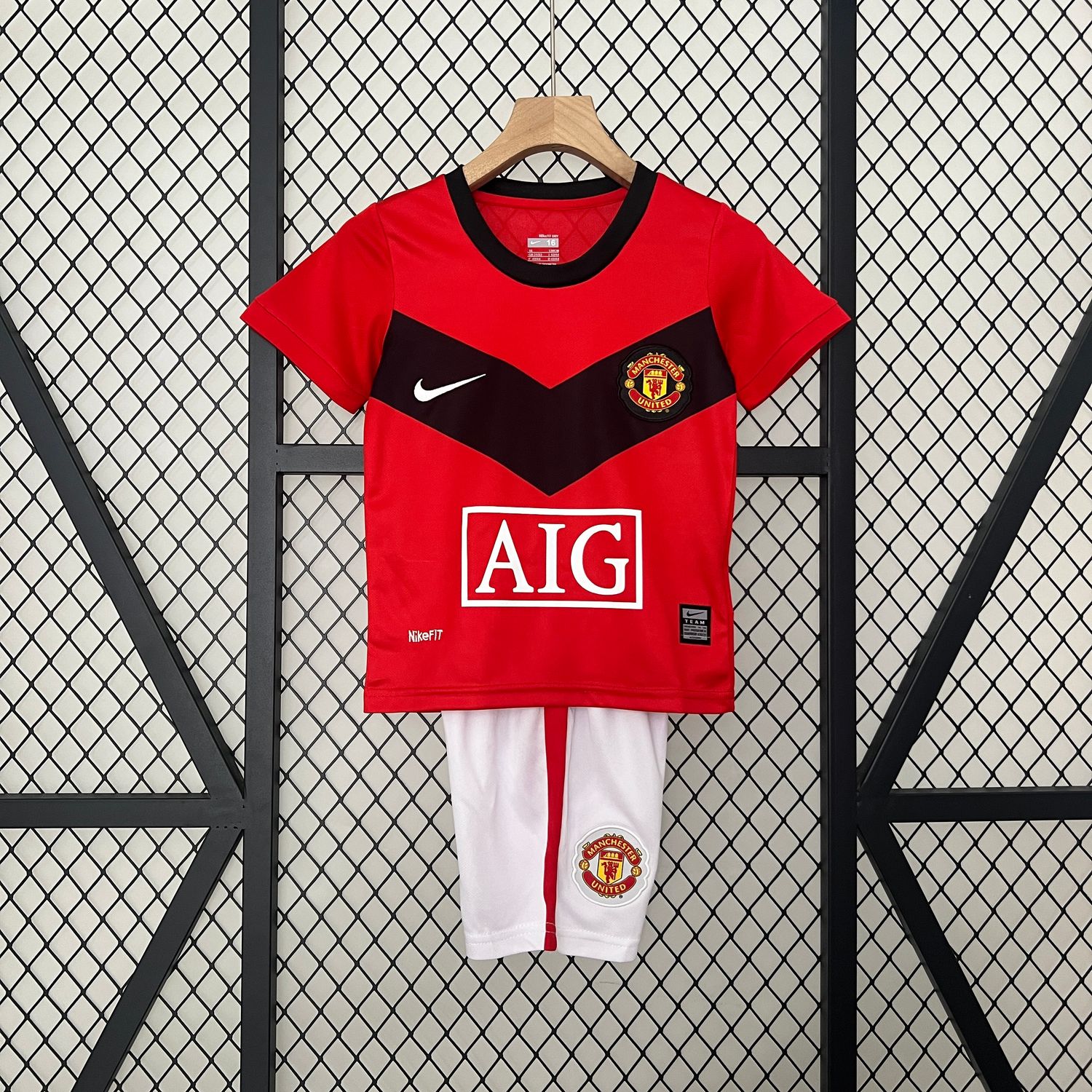 Manchester United 2009/10  Home Kid&#39;s Jersey &amp; Shorts- Retro