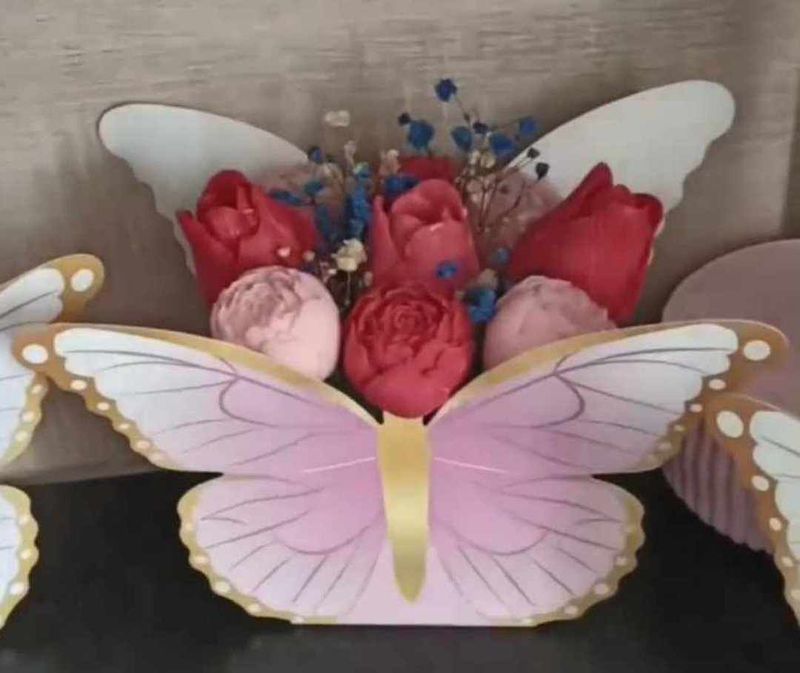 papillon rose avec fleurs fondants