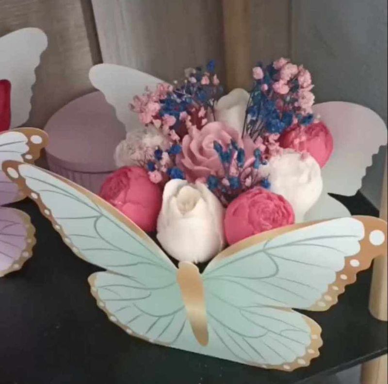 papillon vert avec fleurs fondants