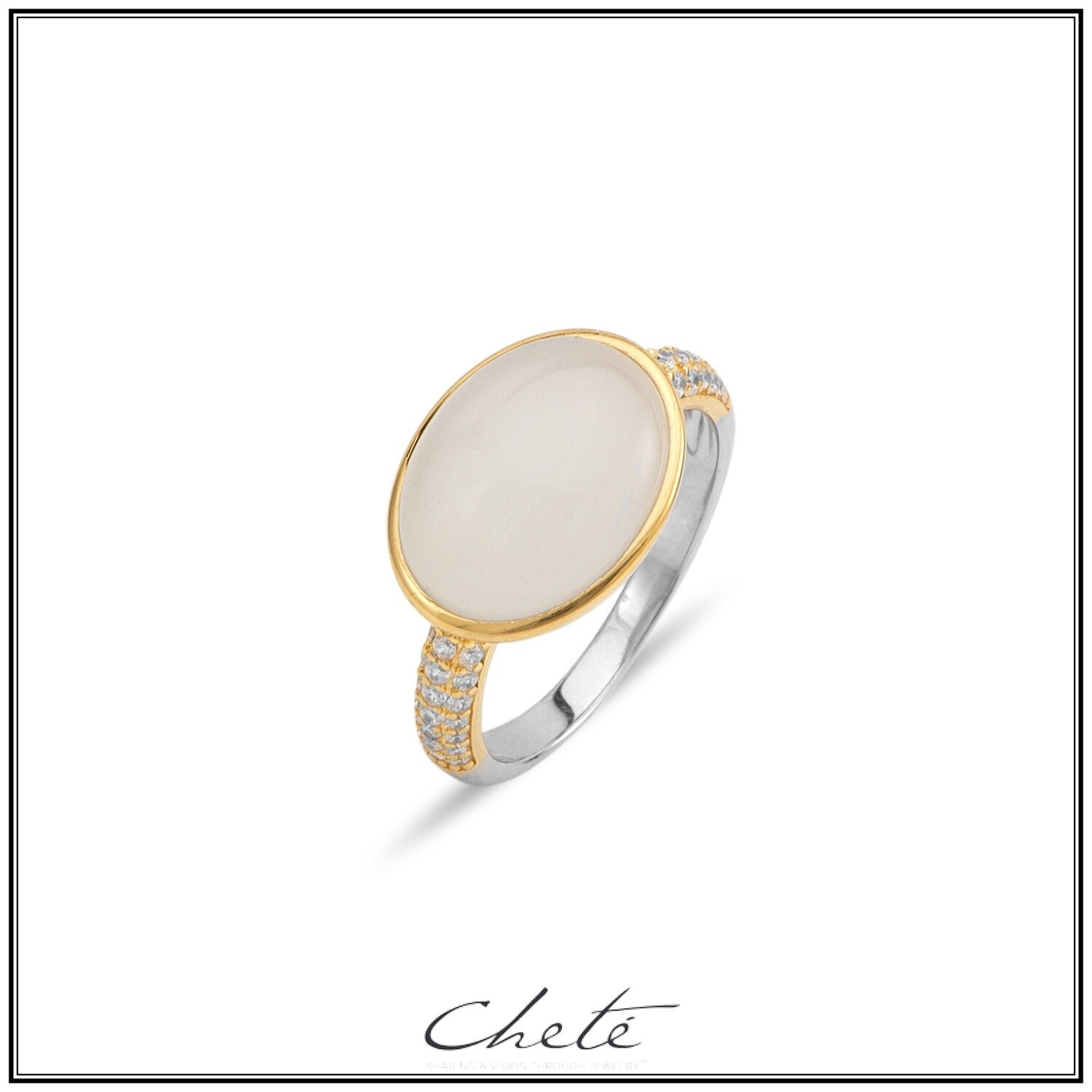 Zilveren ring met heldere steentjes en grote witte steen  M60