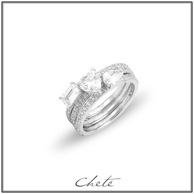 Set 3 zilveren ringen bezet met heldere steentjes en 1 grotere steen M56