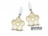 Oorring steker bi-color met bloem in parelmoer