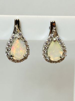 Oorbellen met Australische opaal, omringt met zirconia