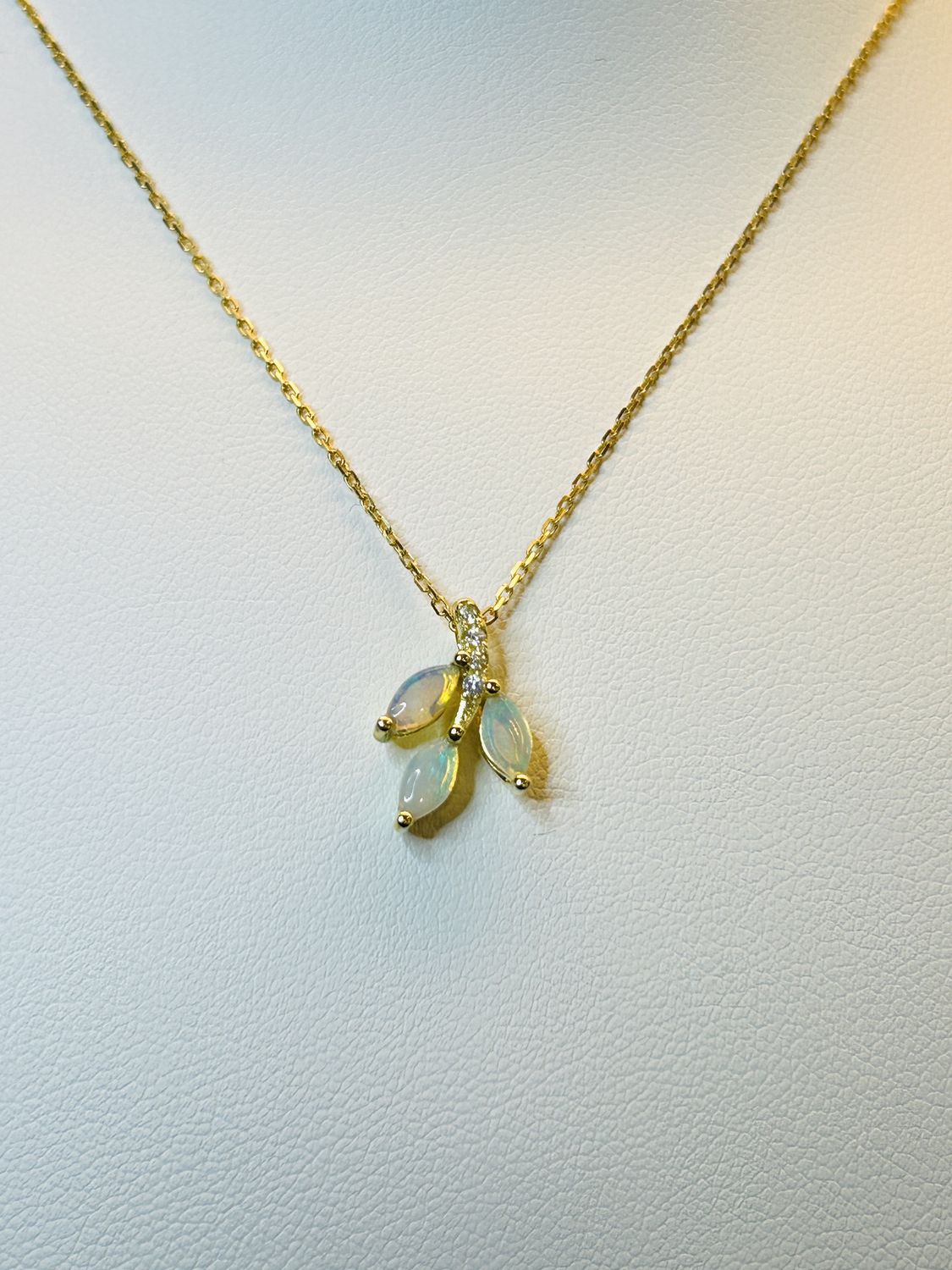 Ketting met Australische opaalsteentjes en zirkonen, Gold