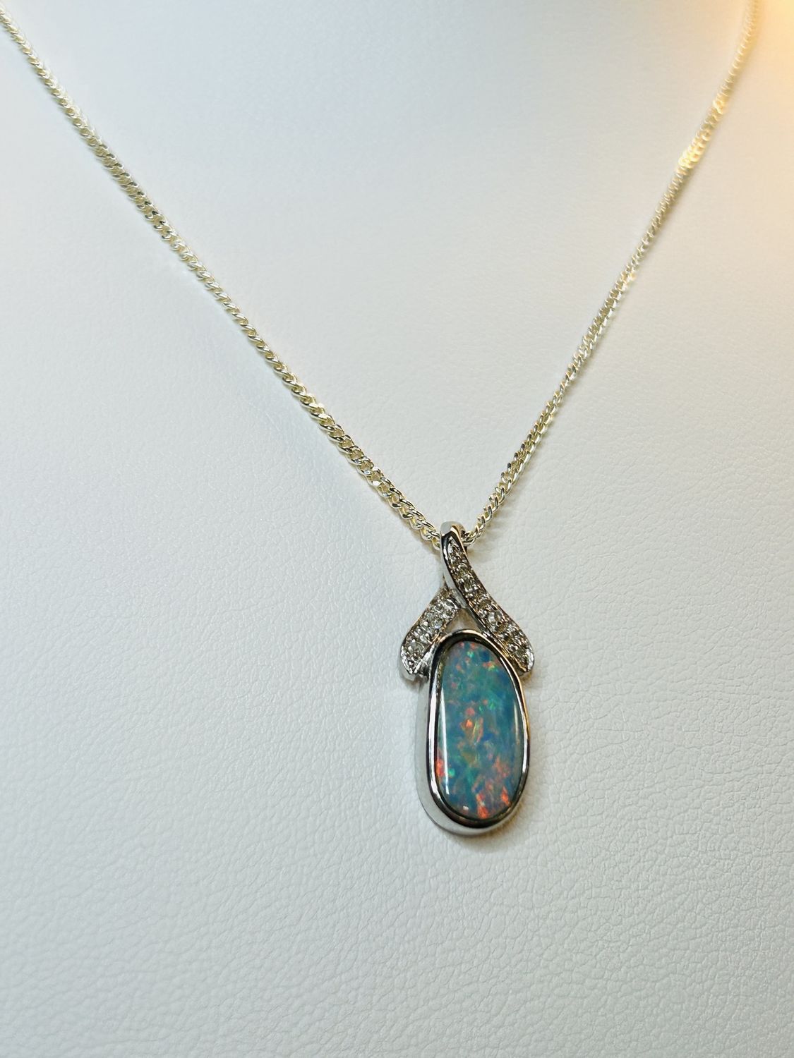 Ketting met kleurrijke Australische opaalsteen en zirconia, zilver