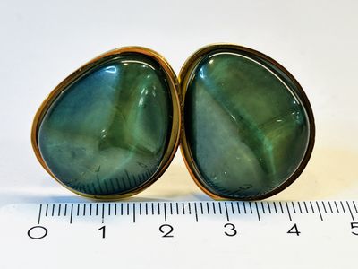 Clips oorbellen met groene steen