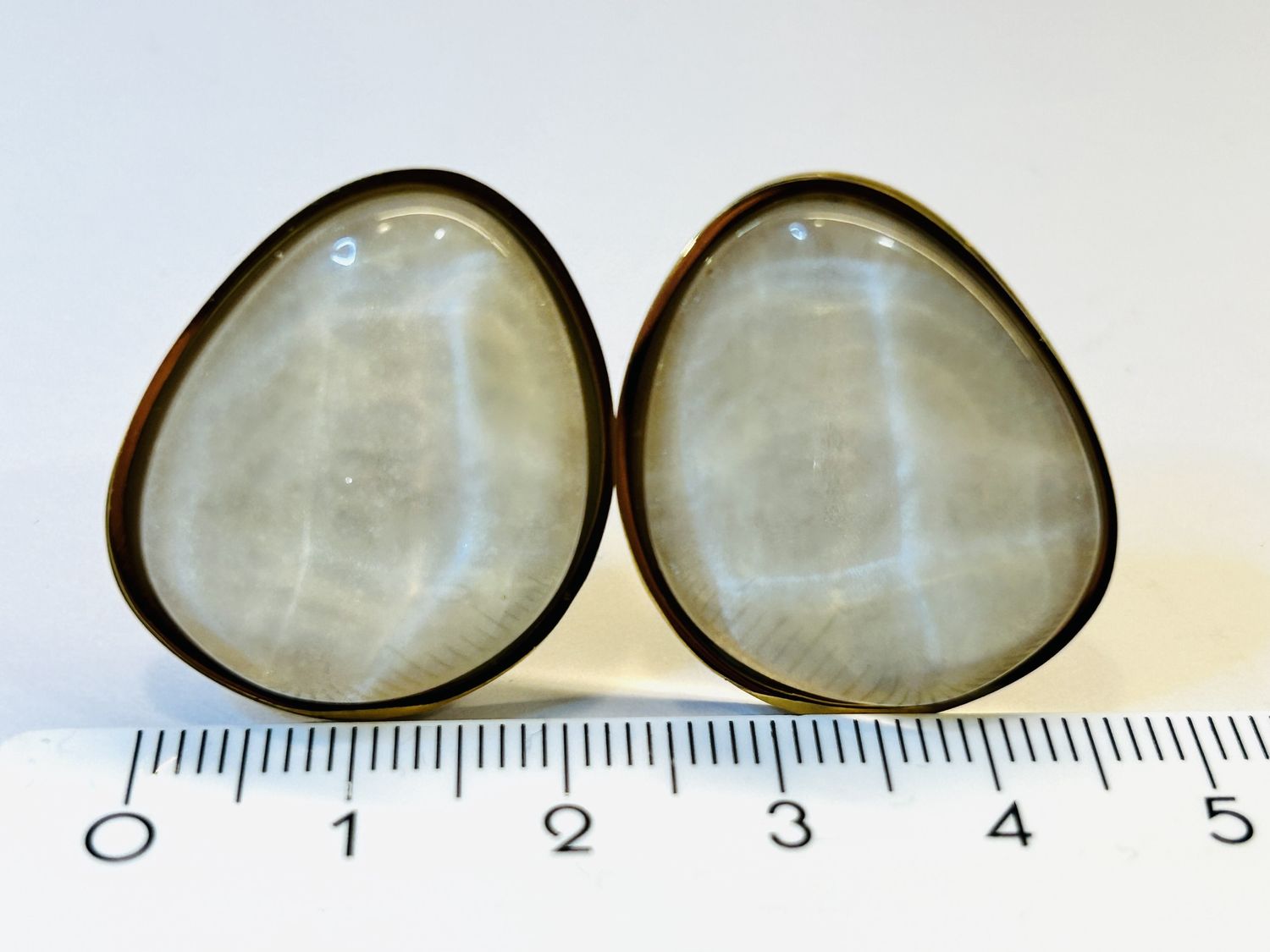 Clips oorbellen goudkleur met witte steen