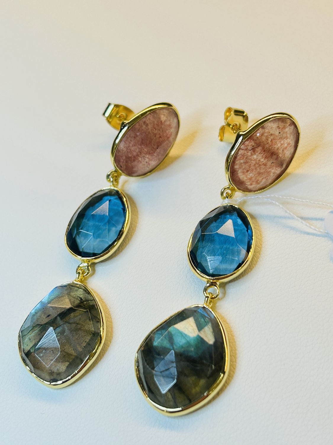 Triple Puki oorbel - aarbeien quarts, ioliet blauw en labradoriet