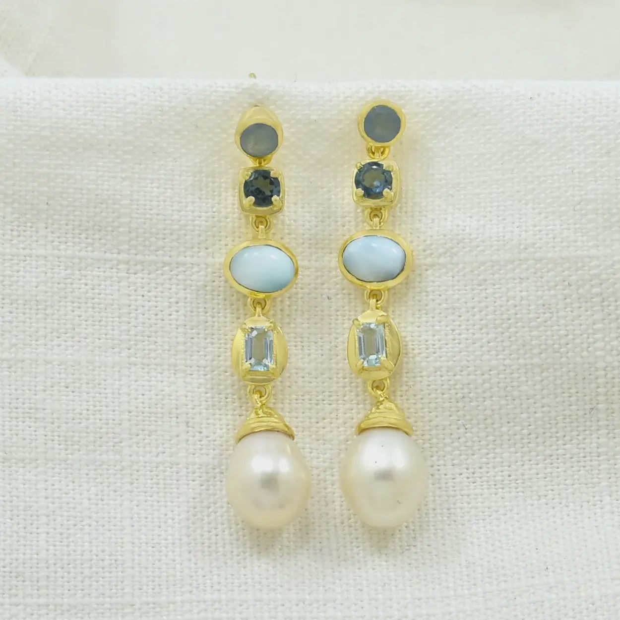 Iris Oorbel Goud - Parel, Blauwe ioliet, Topaas &amp; Larimar