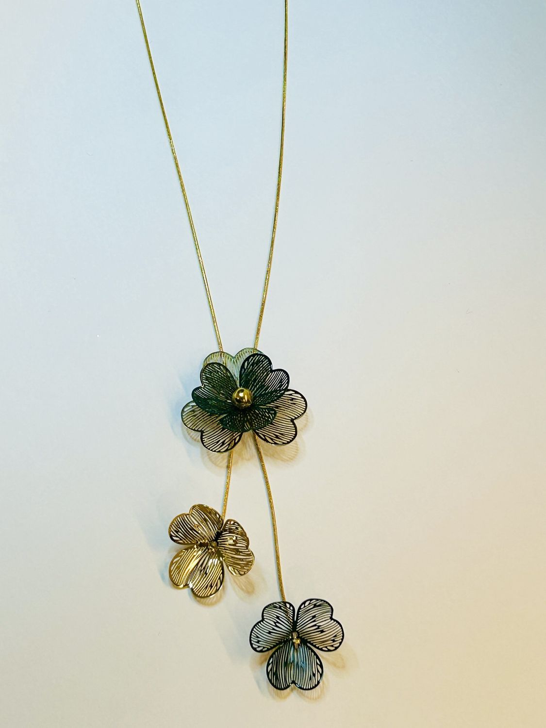 Halsketting met gouden en donkergroene bloemen