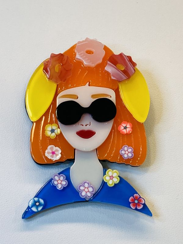 Broche vrouw met zonnebril