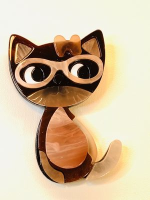 Broche poes met bril en strik