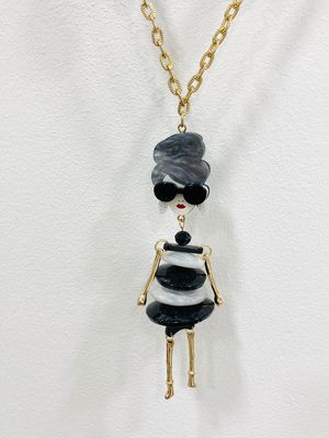 Fantasieketting zwart met poppetje
