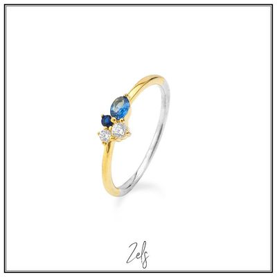 Fijne ring met heldere zirkonia en blauwe stenen in verschillende groottes.