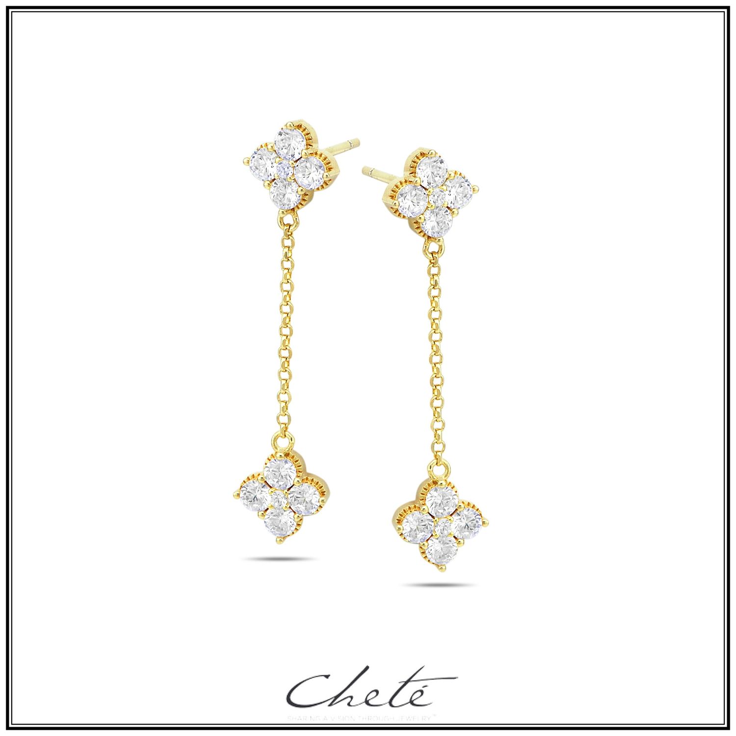 Oorbellen met verfijnde accenten in klaver-vorm, telkens opgebouwd in 4 stralende stenen