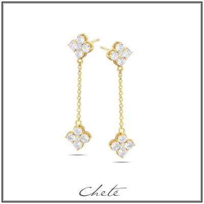 Oorbellen met verfijnde accenten in klaver-vorm, telkens opgebouwd in 4 stralende stenen