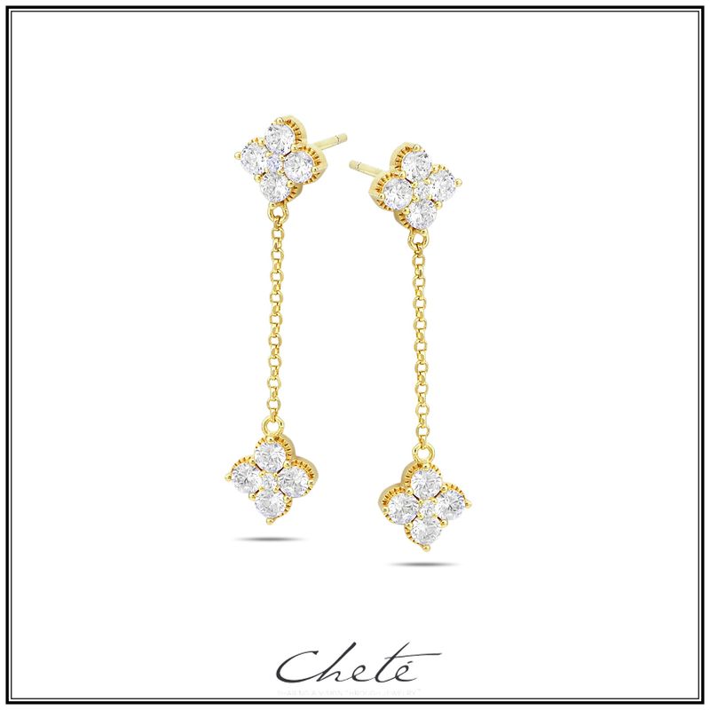 Oorbellen met verfijnde accenten in klaver-vorm, telkens opgebouwd in 4 stralende stenen