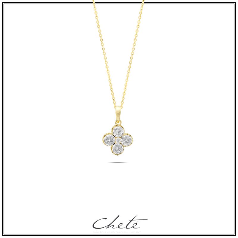 Fijne ketting met verfijnde hanger in klaver-vorm, opgebouwd in 4 prachtig stralende stenen