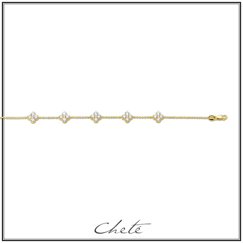 Armband met verfijnde accenten in klaver-vorm, telkens opgebouwd in 4 stralende stenen