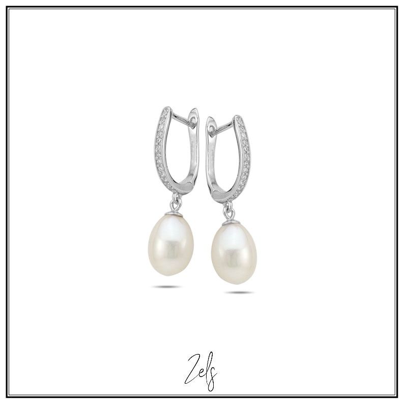 Elegante oorbellen met fijne pavé rand bovenaan en zoetwaterparel als hanger