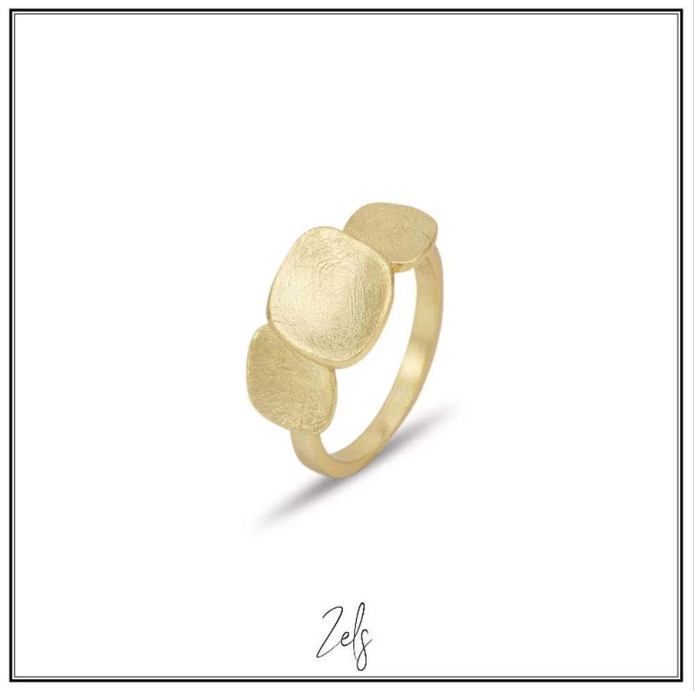 *Ring, stoer maar elegant, met ijsmatte afwerking