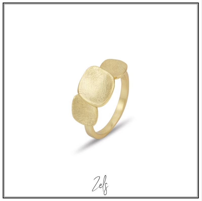 *Ring, stoer maar elegant, met ijsmatte afwerking