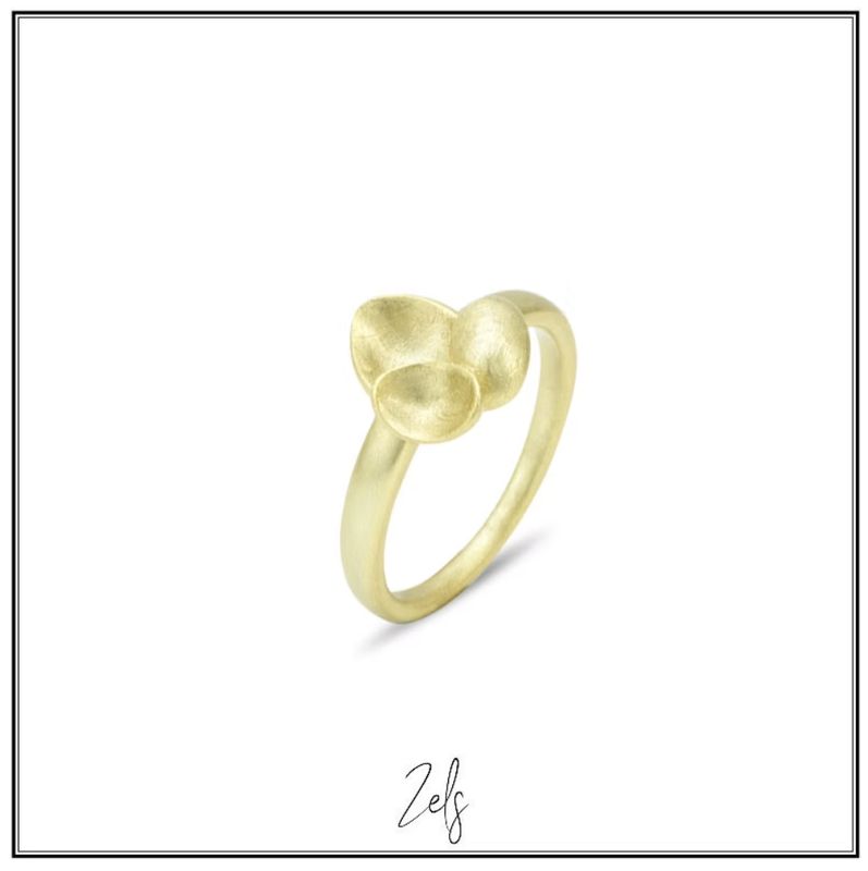 *Matgouden ring met subtiele zachte bloemblaadjesvormen