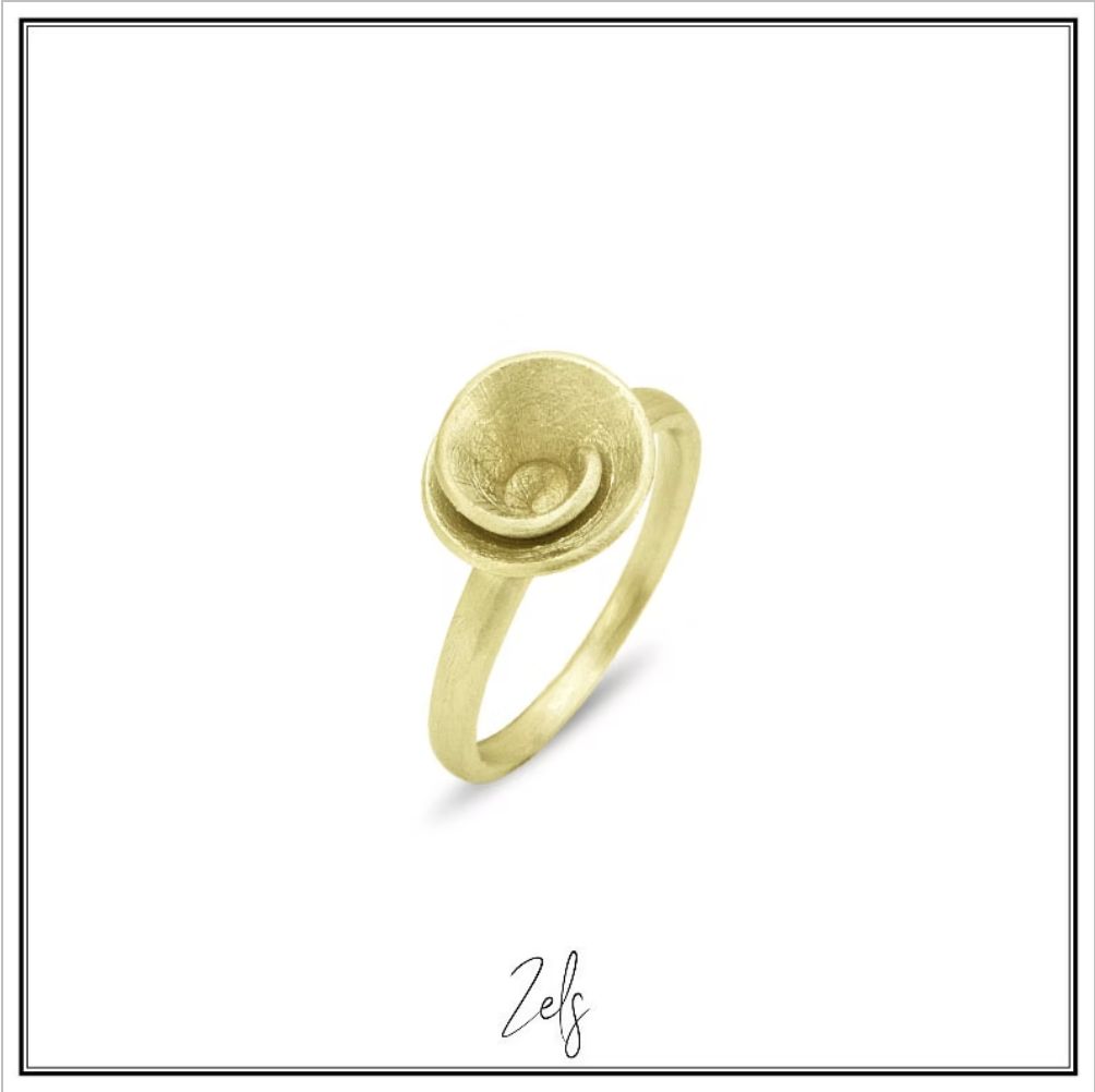 *Ring in matgoud, minimalistisch zacht afgerond design.