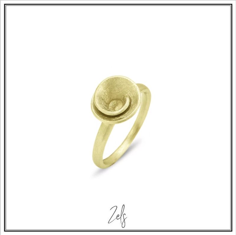 *Ring in matgoud, minimalistisch zacht afgerond design.