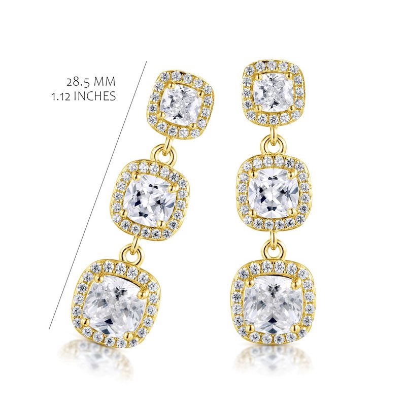 Luxueuse oorbellen met 3 cushion steentjes in een stralende halo-zetting