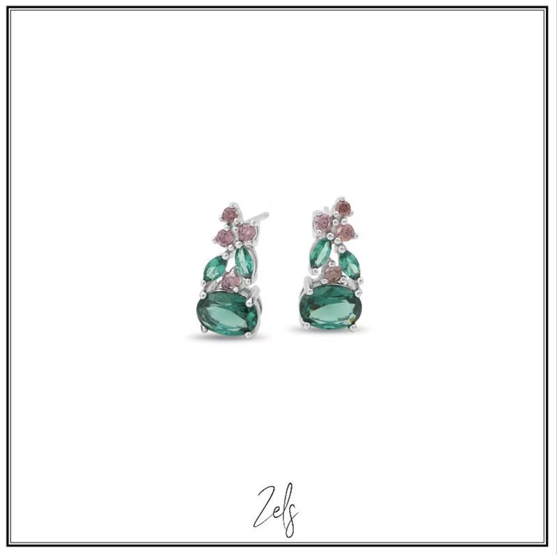 Elegante oorbellen met een combinatie van groene en lichtroze zirkonia