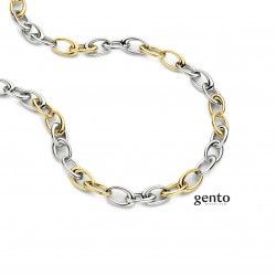 Stoere zwaardere schakelketting, uitgevoerd van hoogwaardig edelstaal met bi-color PVD-afwerking.
