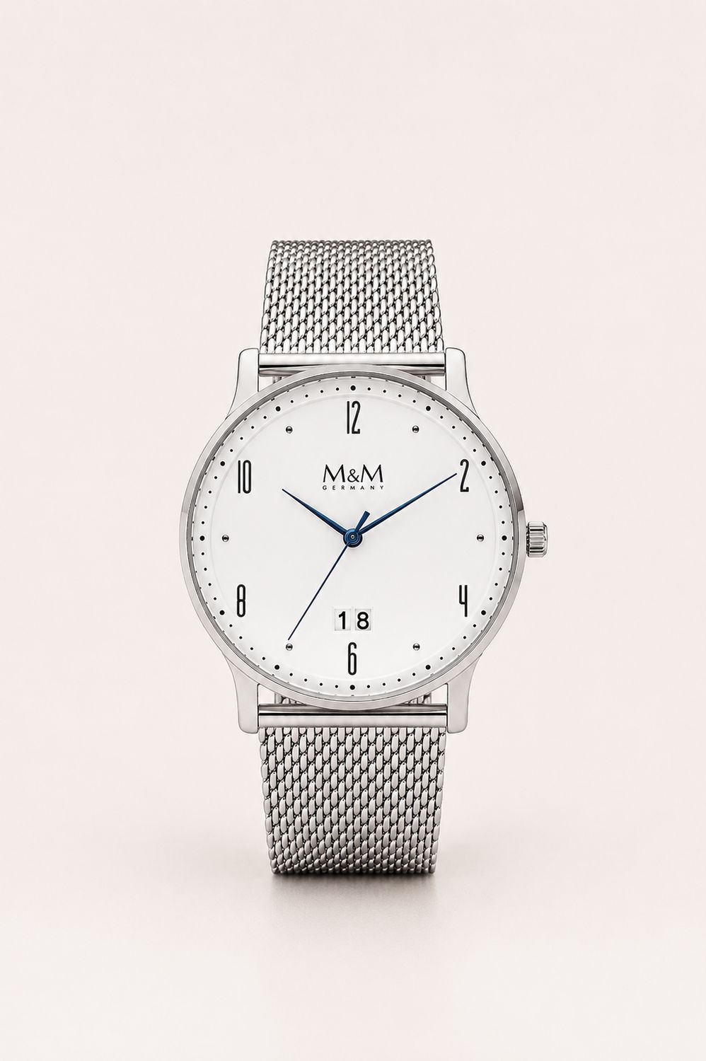 Grote horloge zilver kleurige wijzerkast met zilver kleurig mesh bandje.