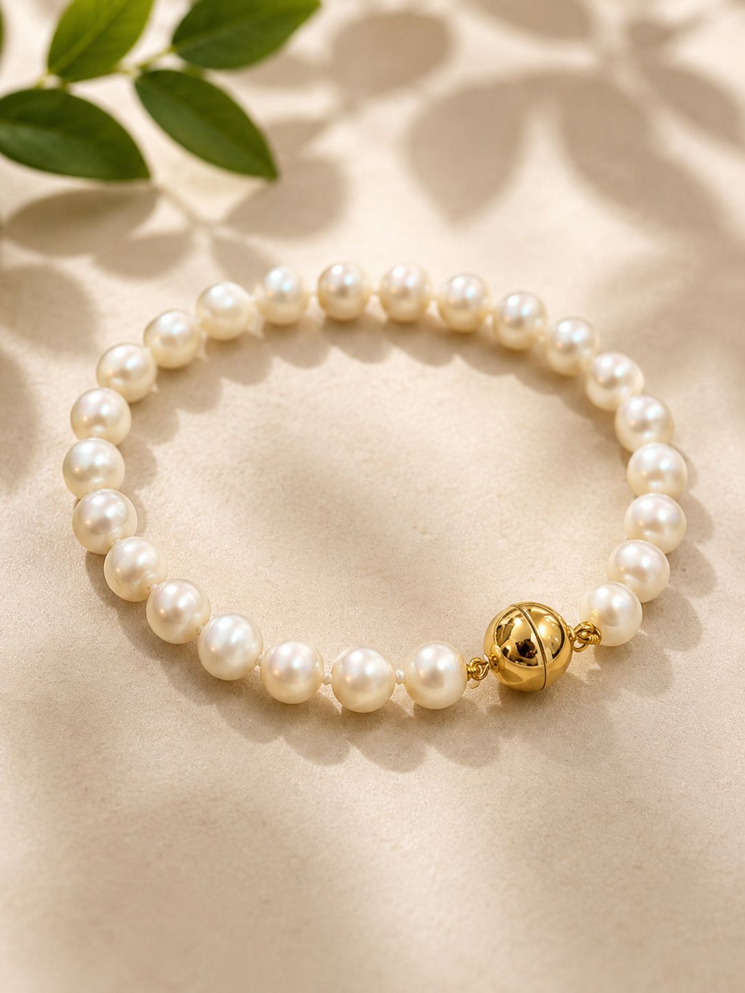 Armband met natuurparels van 7mm en verguld magneetslot. Lengte 19cm
