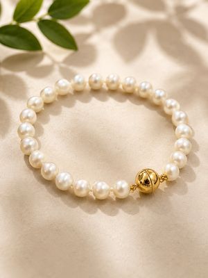 Armband met natuurparels van 7mm en verguld magneetslot. Lengte 19cm